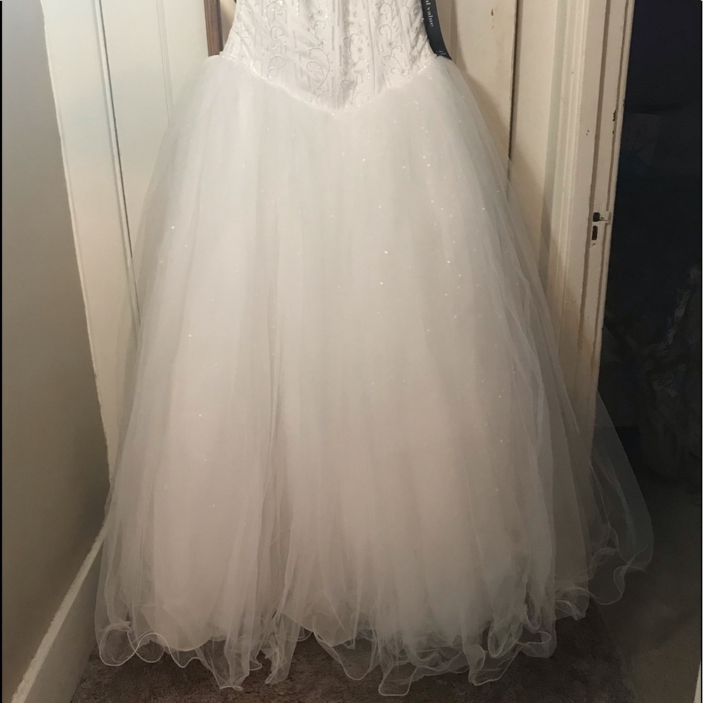 My sister in law wants to sell her wedding dress that she never wore